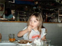 ZOE COMIENDO CARACOLES